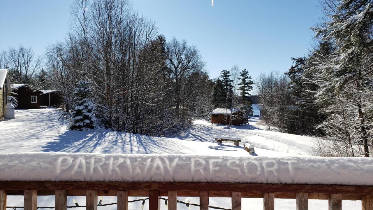 Parkway Cottage Resort And Trading Post Dwight Exterior foto