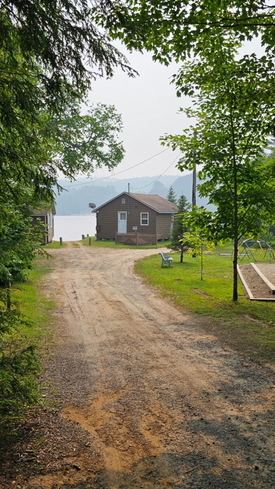 Parkway Cottage Resort And Trading Post Dwight Exterior foto