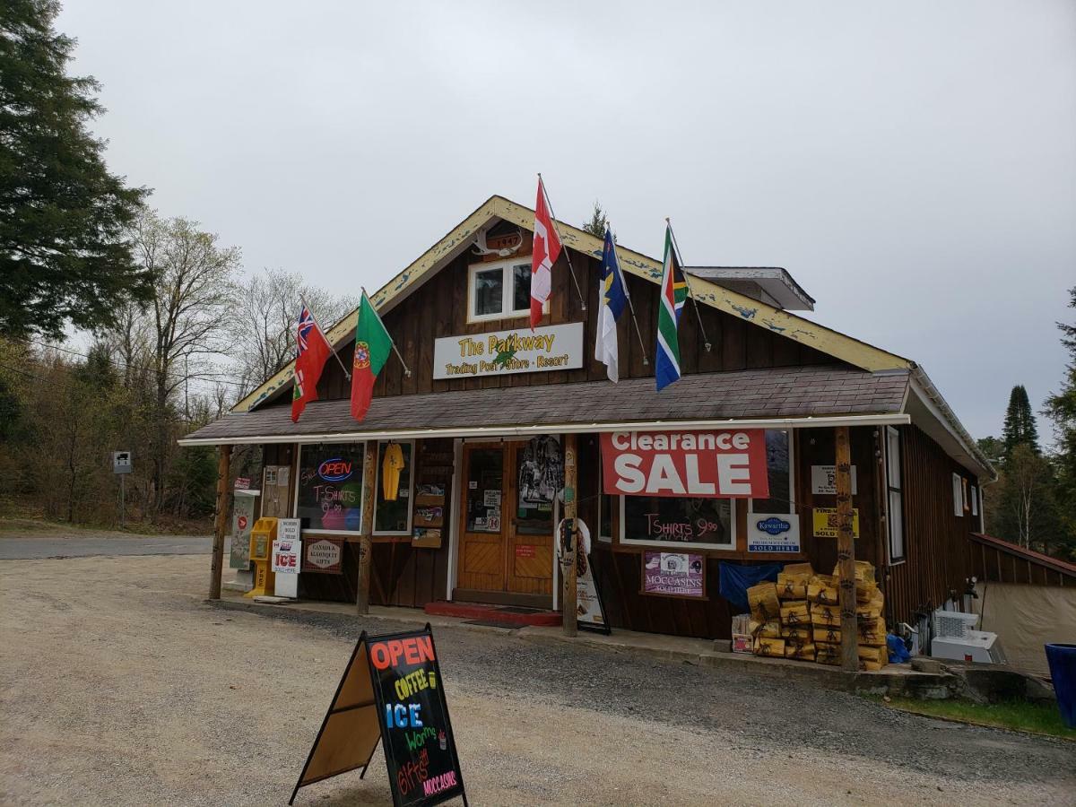 Parkway Cottage Resort And Trading Post Dwight Exterior foto
